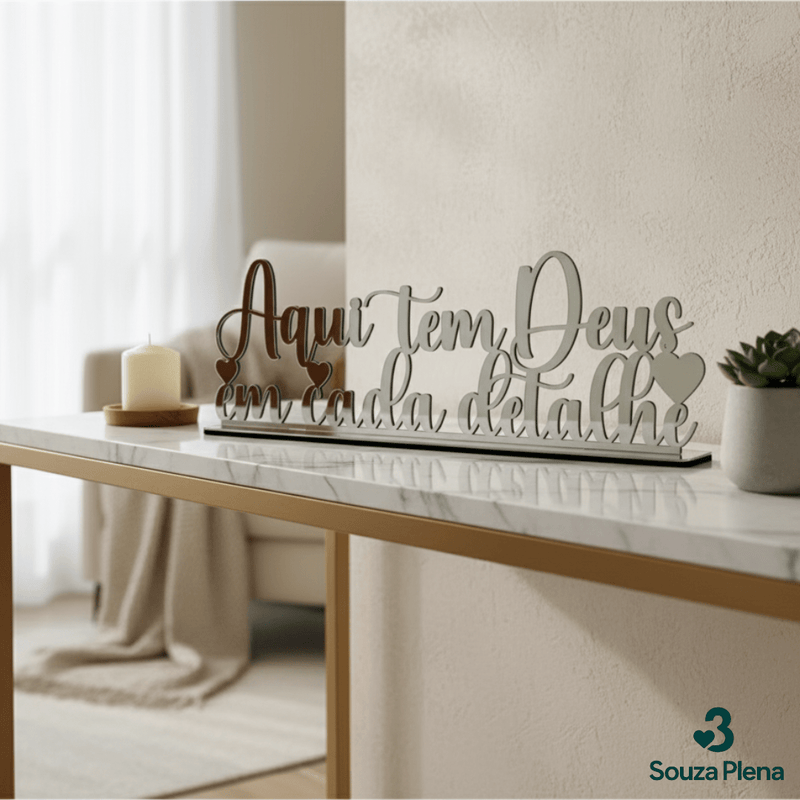Palavra Decorativa “Aqui tem Deus em Cada Detalhe” - | Souza Plena