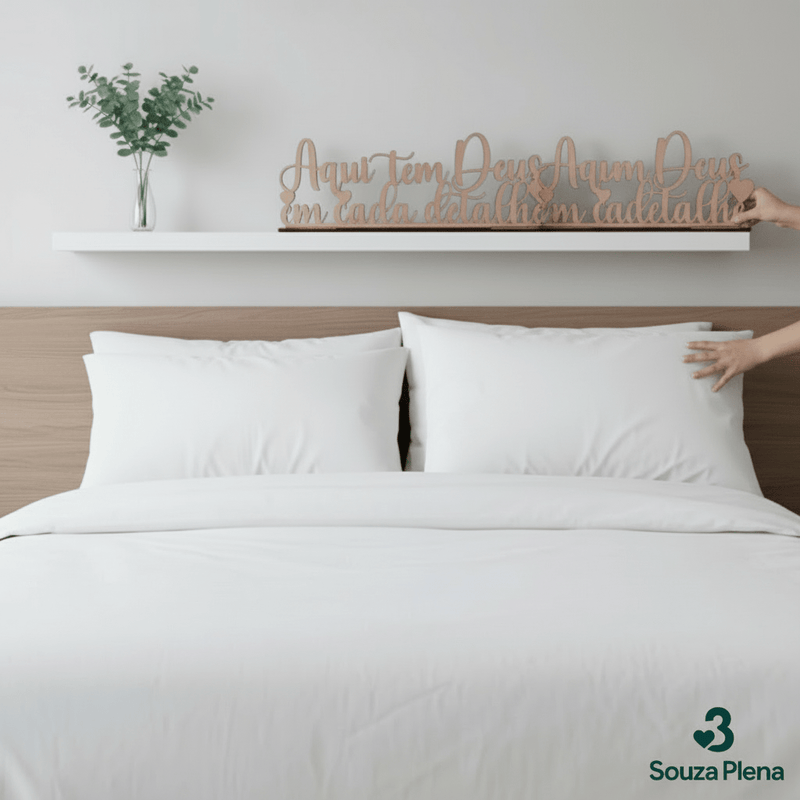 Palavra Decorativa “Aqui tem Deus em Cada Detalhe” - | Souza Plena