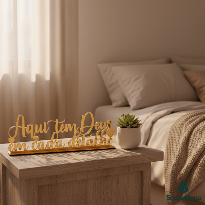 Palavra Decorativa “Aqui tem Deus em Cada Detalhe” - | Souza Plena