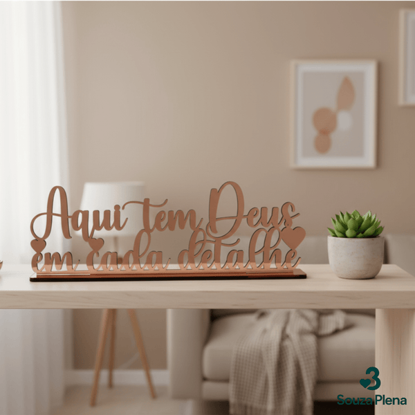 Palavra Decorativa “Aqui tem Deus em Cada Detalhe” - | Souza Plena